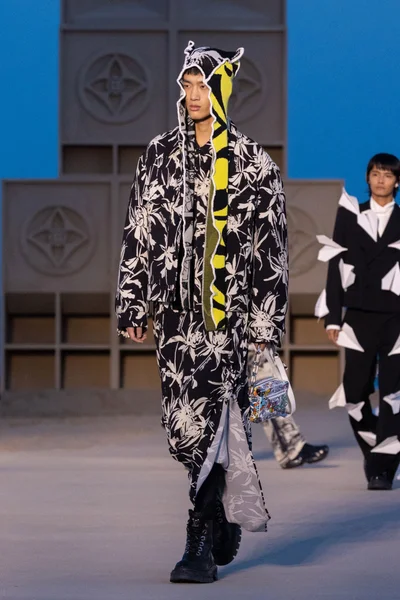 Look 75